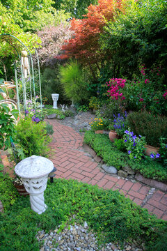 Garten mit vielen Blumen und Str&auml;uchern