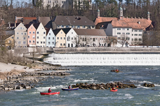 Kanufahrer auf dem Lech bei der Staustufe Landsberg