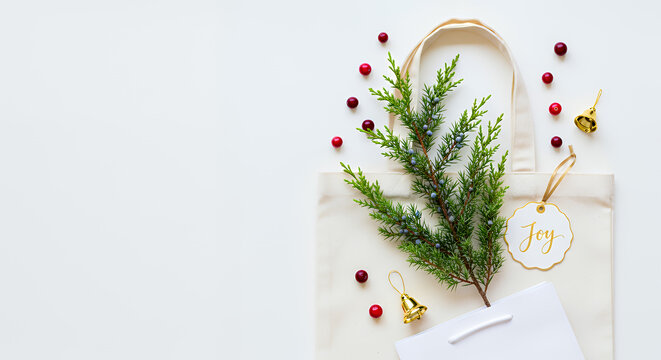 Flatlay mockup christmas composition shopping bag with green juniper branch on white background with copy space template sale winter mockup tote bag mockup mockup fabric bag tote blank canvas cloth de