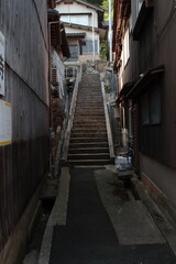 Fototapeta premium 路地裏の長い階段