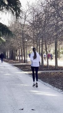 Mujer runner delgada corriendo haciendo footing entre &aacute;rboles y naturaleza
