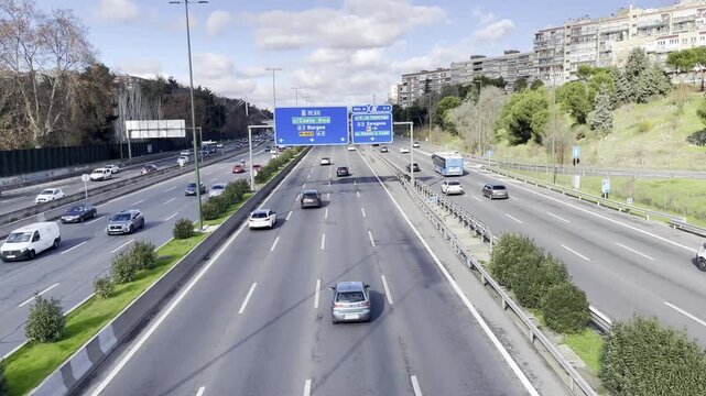 Circulaci&oacute;n por carretera y tr&aacute;fico de coches y veh&iacute;culos en operaci&oacute;n salida de vacaciones por autopista y autov&iacute;a