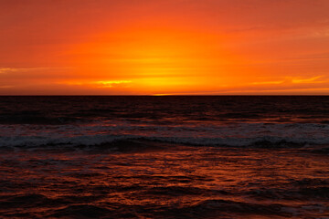 Obraz premium Pink Orange Sunset Over Pacific Ocean Waves California