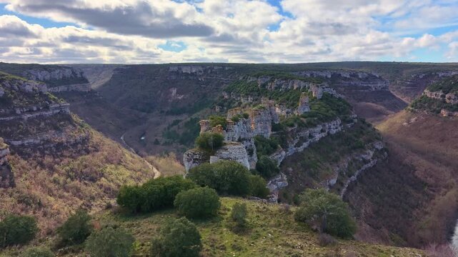 Formaciones rocosas en el ca&ntilde;&oacute;n del Ebro captadas desde el aire, mostrando colores naturales y texturas reales en un paisaje esculpido por la erosi&oacute;n a lo largo del tiempo.