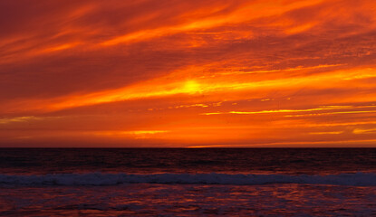 Obraz premium Pink Orange Sunset Over Pacific Ocean Waves California