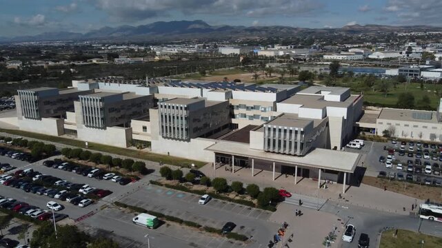 Orbiting around the Vinalop&oacute; Hospital in Elche, Spain