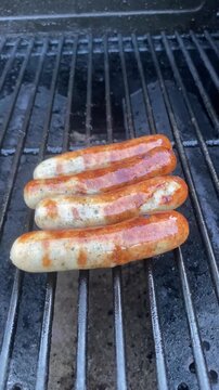 W&uuml;rstchen auf dem Grillrost, klassisches BBQ und sommerlicher Genuss beim Grillen im Freien