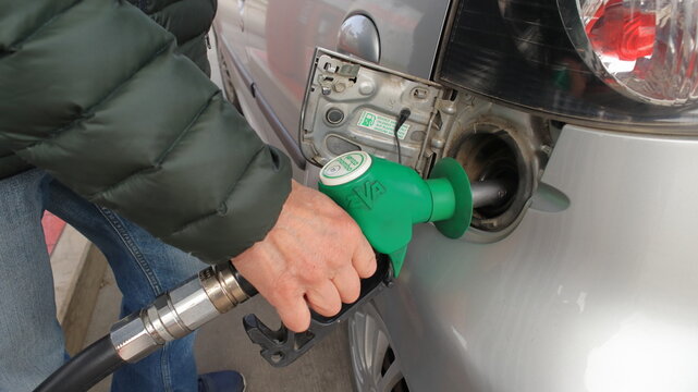 Fare rifornimento di carburante, fare benzina, Faenza 29 marzo 2026