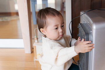 ストーブに触る子ども © iro dori