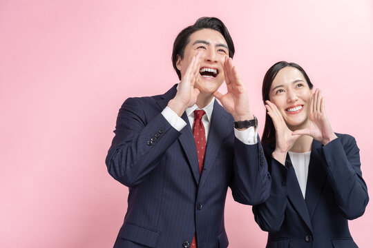 呼びかけるビジネスマン男女