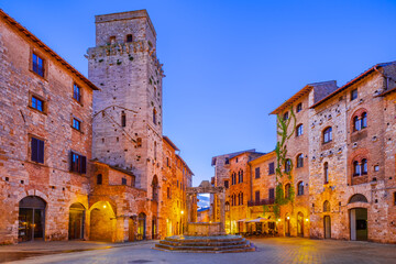 Fototapeta premium San Gimignano, Italy. Medieval hilltop city in Tuscany - Piazza della Cisterna