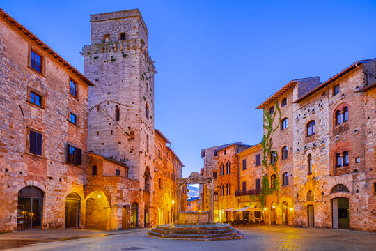 San Gimignano, Italy. Medieval hilltop city in Tuscany - Piazza della Cisterna