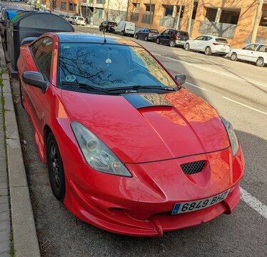 Vista frontal de un autom&oacute;vil Toyota Celica aparcado en una calle de Madrid, Espa&ntilde;a, 22 de febrero de 2026