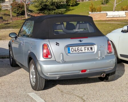 Vista trasera de un autom&oacute;vil descapotable Mini One Cabrio aparcado en una calle de Madrid, Espa&ntilde;a, 22 de febrero de 2026