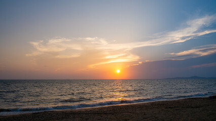 Obraz premium view Beautiful view sunset over sea surface beautiful wave Amazing light sunset or sunrise sky over sea beach with wave crashing in the ocean.nature background