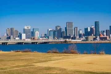 淀川河川敷から望む大阪梅田の高層ビル群 © 尚貴 黒石