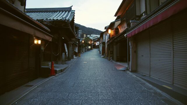 早朝に清水坂を歩く