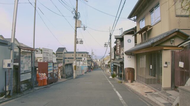 早朝に清水寺近くの茶わん坂を歩く