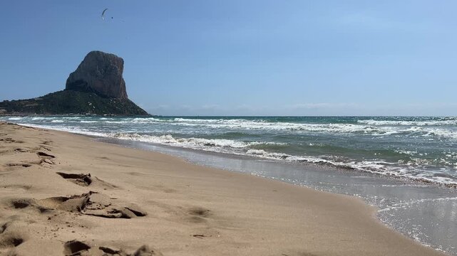 Playa de Calpe con Pe&ntilde;&oacute;n de Ifach y parapente