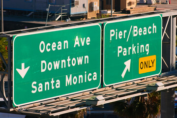 Obraz premium Santa Monica Ocean Avenue Downtown and Pier Beach Parking Road Sign California