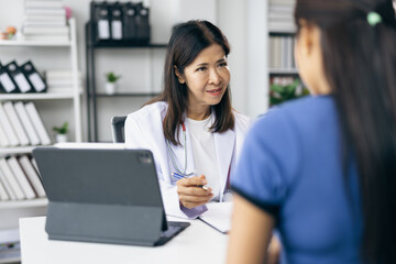 Obraz premium Doctor explaining diagnosis to patient in medical office.