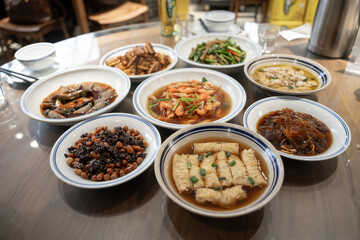 Obraz premium Eight traditional Chinese home-style dishes served on a round dining table