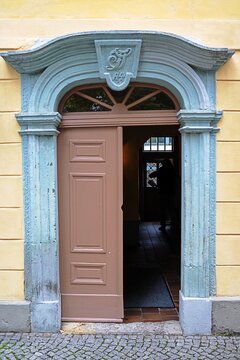 weimar, deutschland - offenes eingangsportal vom schillerhaus