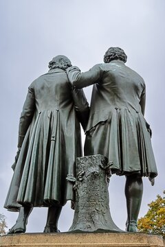 weimar, deutschland - statuen von goethe und schiller in r&uuml;ckansicht