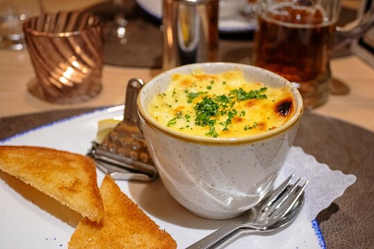 traditionelles w&uuml;rzfleisch mit toastscheiben und zitrone