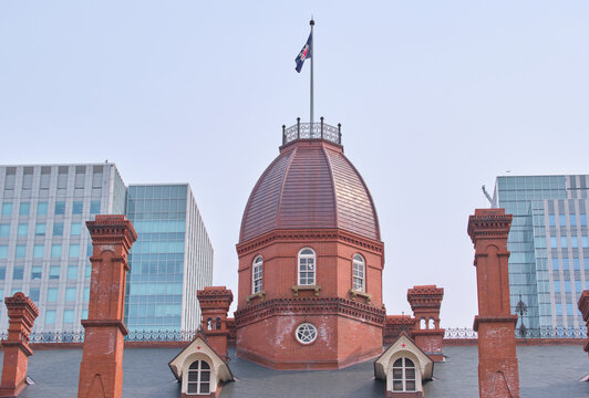 北海道庁旧本庁舎（赤れんが庁舎）の八角塔と背後の近代ビル群 Octagonal Tower of the Former Hokkaido Government Office Building (Red Brick Office) and Modern Buildings