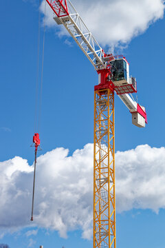 Grue de chantier jaune rouge et blanche