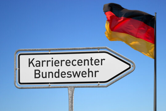 Wegweiser, Karrierecenter, Bundeswehr mit Nationalflagge, (Symbolbild)