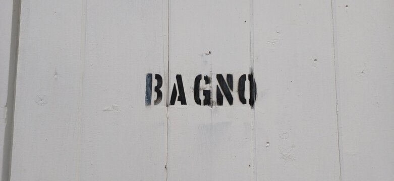 Schriftzug Bagno auf wei&szlig;er Holzwand: Hinweis auf Toilette oder Badezimmer in Italien