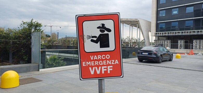 Rotes Hinweisschild f&uuml;r die Feuerwehrzufahrt in Italien (Varco Emergenza VVFF)