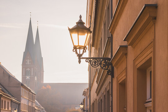 Stra&szlig;enszene in Neuruppin immorgendlichen Gegenlicht
