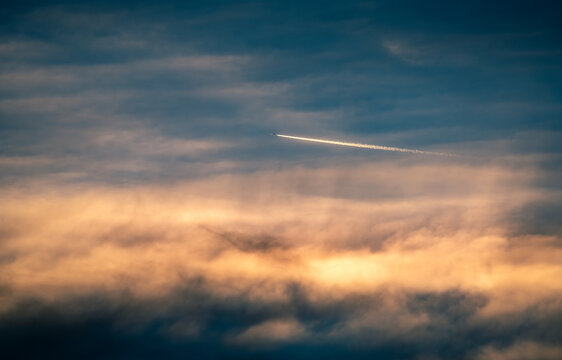 Avi&atilde;o a voar em nuvens coloridas
