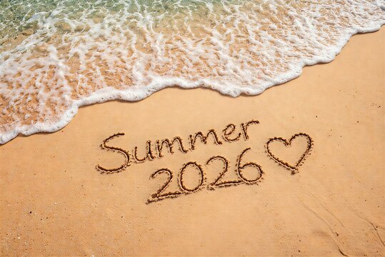 "Summer 2026" Schriftzug mit Herz im Sand am Strand mit Meeresbrandung