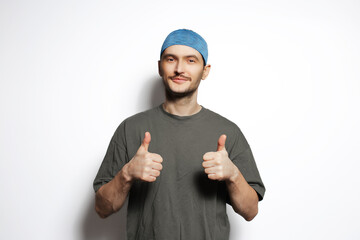 Naklejka premium Young man showing thumbs up isolated on white background.