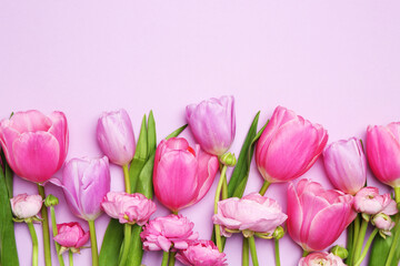Obraz premium Beautiful spring flowers on violet background, flat lay. Space for text