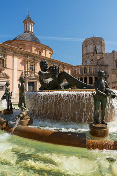 Plaza de la Virgen and the Turia fountain by night, Valencia