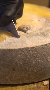 raspando queso y limpiando