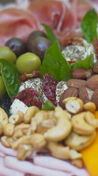 multiples embutidos, quesos y frutos secos y olivas