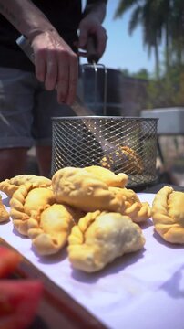 Empanadas fritas en brasas fuego