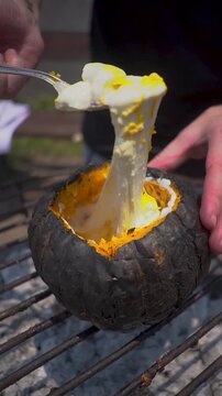Zapallo asado con queso fundido en parilla grill