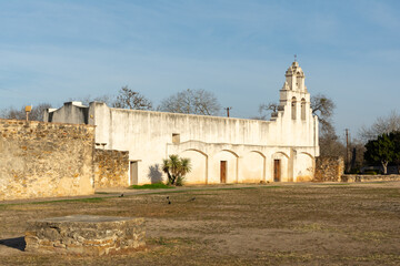 Obraz premium Exterior of the church at Mission San Juan, completed in 1772, at the San Antonio Missions National Park in San Antonio, Texas, USA.