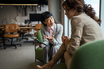 Obraz premium Businesswoman listening with concern during office meeting