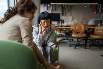 Obraz premium Businesswoman discussing strategies during a professional meeting