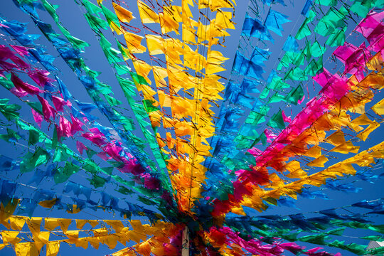 bandeirinhas esvoa&ccedil;antes em decora&ccedil;&atilde;o de festa junina 