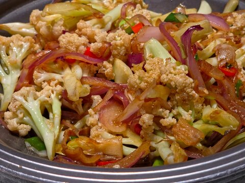 Gan Bian Hua Cai (Sichuan Dry-Fried Cauliflower), an aromatic dish featuring charred, crunchy cauliflower stir-fried with pork belly, dried chilies, ginger, garlic, and Sichuan peppercorns.