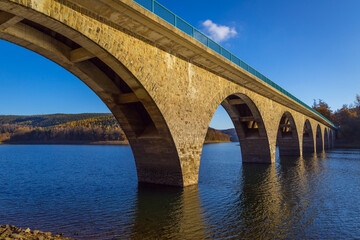 Fototapeta premium Klamer Brücke an der Versetalsperre